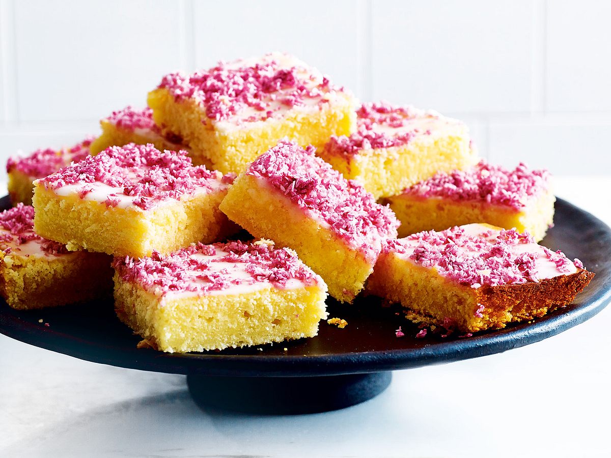 Zitronenkuchen vom Blech mit beerigen Kokosraspeln Rezept