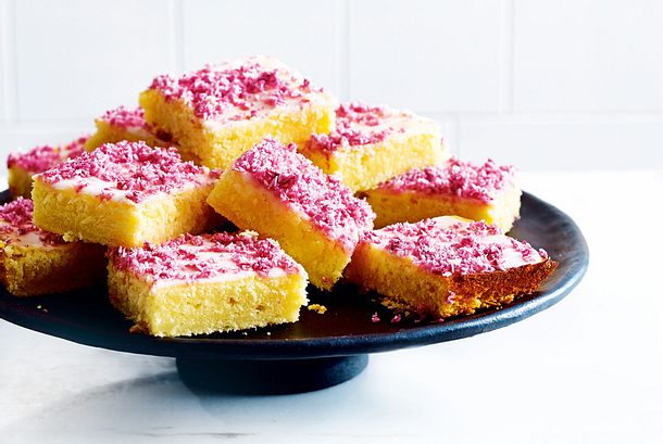 Zitronenkuchen vom Blech mit beerigen Kokosraspeln Rezept Zitronenkuchen vom Blech mit beerigen Kokosraspeln Rezept