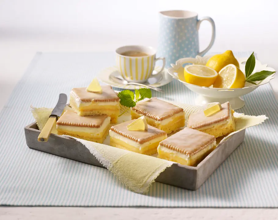 Frischer Zitronenkuchen mit Butterkeksen Rezept Zitronenkuchen vom Blech mit Butterkeksen Rezept