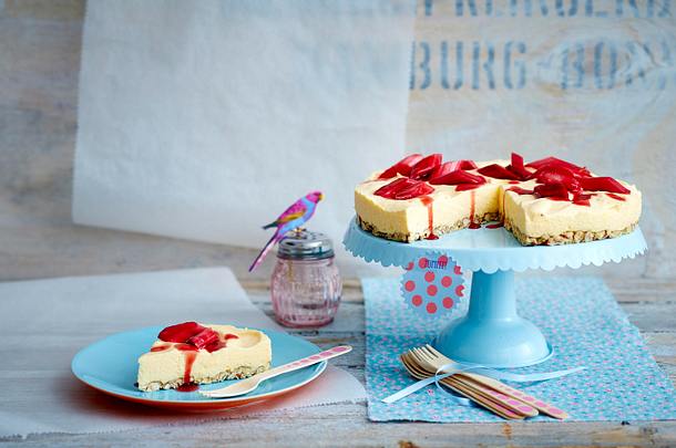 Zitronenmousse-Torte mit Rhabarber Rezept