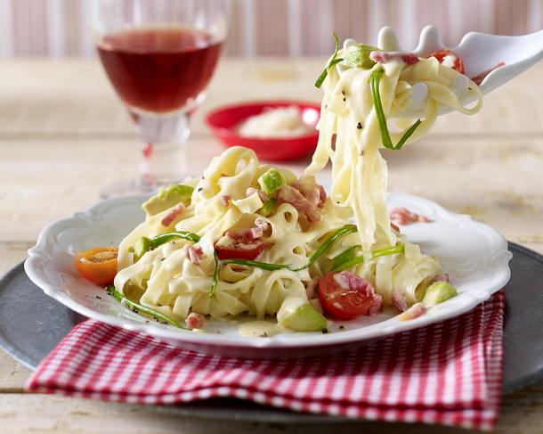 Zitronennudeln mit Avocado und Speck Rezept