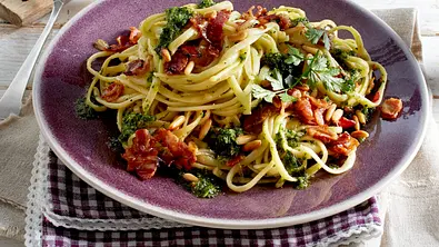 Zitronennudeln mit karamellisiertem Bacon Rezept - Foto: LECKER @ Bauer Media Group