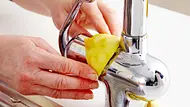 Armaturen mit Zitronenschale reinigen - Foto: LECKER @ Bauer Media Group Armaturen mit Zitronenschale reinigen - Foto: LECKER @ Bauer Media Group