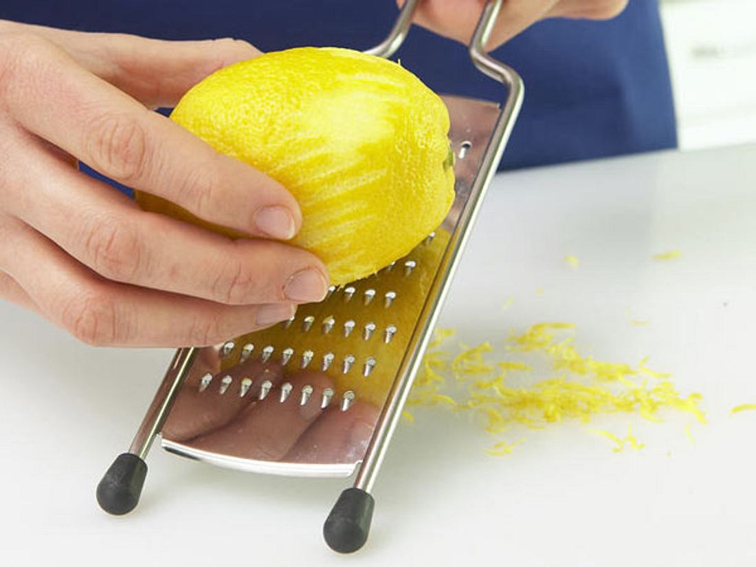 Zitronenschale abreiben - zitronenschale_reibe