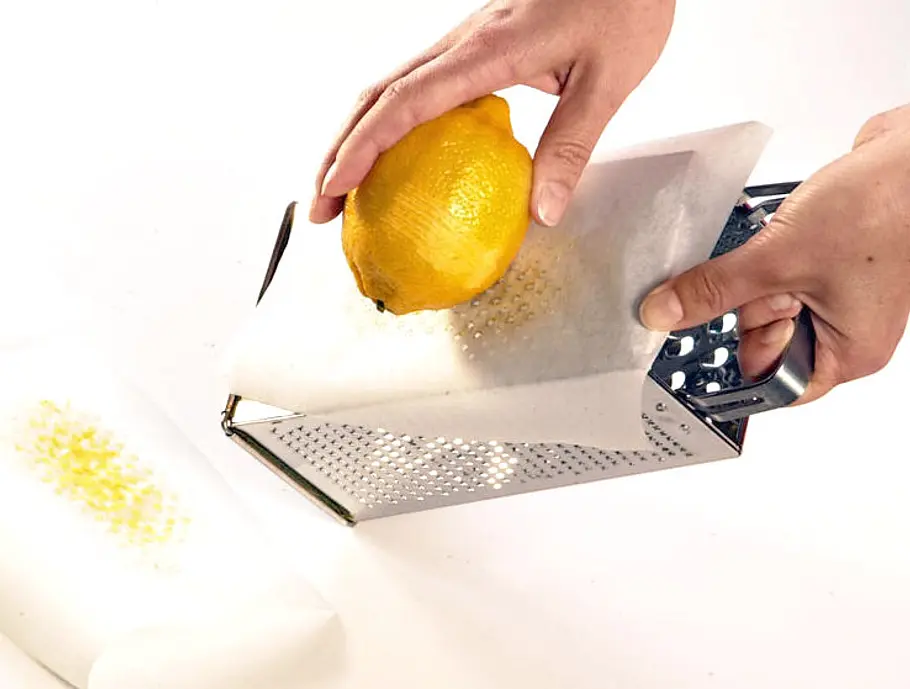 Zitronenschale abreiben - zitronenschale_reiben_brotpapiertrick
