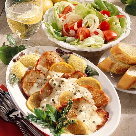 Zitronenschnitzel mit Salat und Baguette Rezept Zitronenschnitzel mit Salat und Baguette Rezept