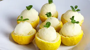 Leichte Desserts: Erfrischendes Zitronensorbetb - Foto: AdobeStock/alex-bayev Leichte Desserts: Erfrischendes Zitronensorbetb - Foto: AdobeStock/alex-bayev
