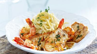 Zitronenspaghetti mit Garnelen und kleinen Schnitzeln Rezept - Foto: House of Food / Bauer Food Experts KG