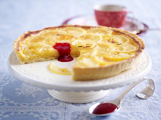 Zitronentarte mit Himbeersoße Rezept Zitronentarte mit Himbeersoße Rezept