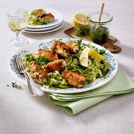 Zitronenthymian-Nudeln mit Hähnchenroulade Rezept Zitronenthymian-Nudeln mit Hähnchenroulade Rezept
