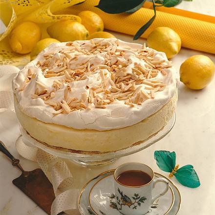 Zitronentorte mit Mandelbaiserhaube Rezept Zitronentorte mit Mandelbaiserhaube Rezept