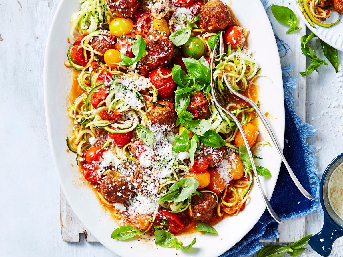 Zoodle-Pfanne mit Fleischbällchen Rezept