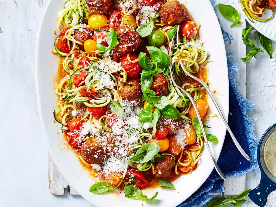 Zoodle-Pfanne mit Fleischbällchen Rezept