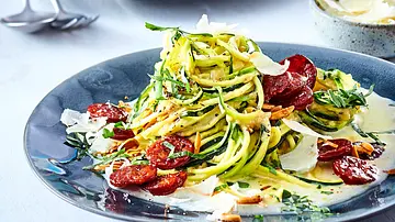 Zoodles alla Carbonara mit Chorizo und Mandeln Rezept - Foto: LECKER @ Bauer Media Group Zoodles alla Carbonara mit Chorizo und Mandeln Rezept - Foto: LECKER @ Bauer Media Group