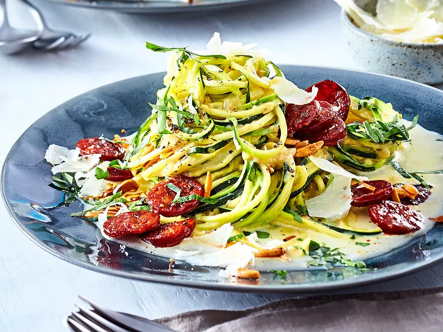 Zoodles alla Carbonara mit Chorizo und Mandeln Rezept Zoodles alla Carbonara mit Chorizo und Mandeln Rezept