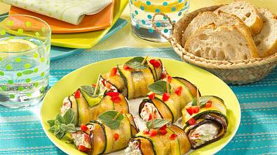 Zucchini-Auberginenröllchen mit Frischkäse Rezept - Foto: LECKER @ Bauer Media Group