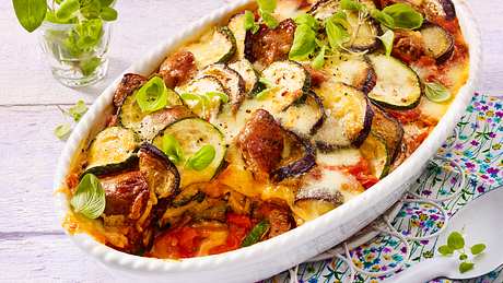 Zucchini-Auflauf mit Salsiccia - Foto: House of Food / Bauer Food Experts KG