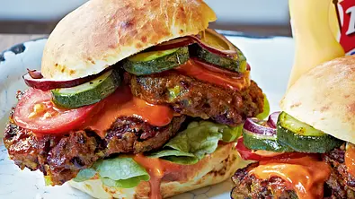 Zucchini-Bohnen-Burger Rezept - Foto: LECKER @ Bauer Media Group