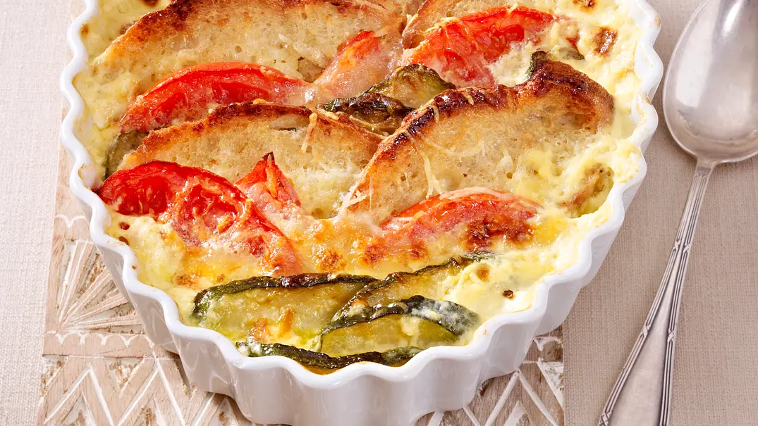Zucchini-Brot-Auflauf mit Mozzarella Rezept - Foto: LECKER @ Bauer Media Group Zucchini-Brot-Auflauf mit Mozzarella Rezept - Foto: LECKER @ Bauer Media Group