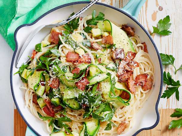 Locker-leichte Zucchini-Carbonara Rezept Locker-leichte Zucchini-Carbonara Rezept
