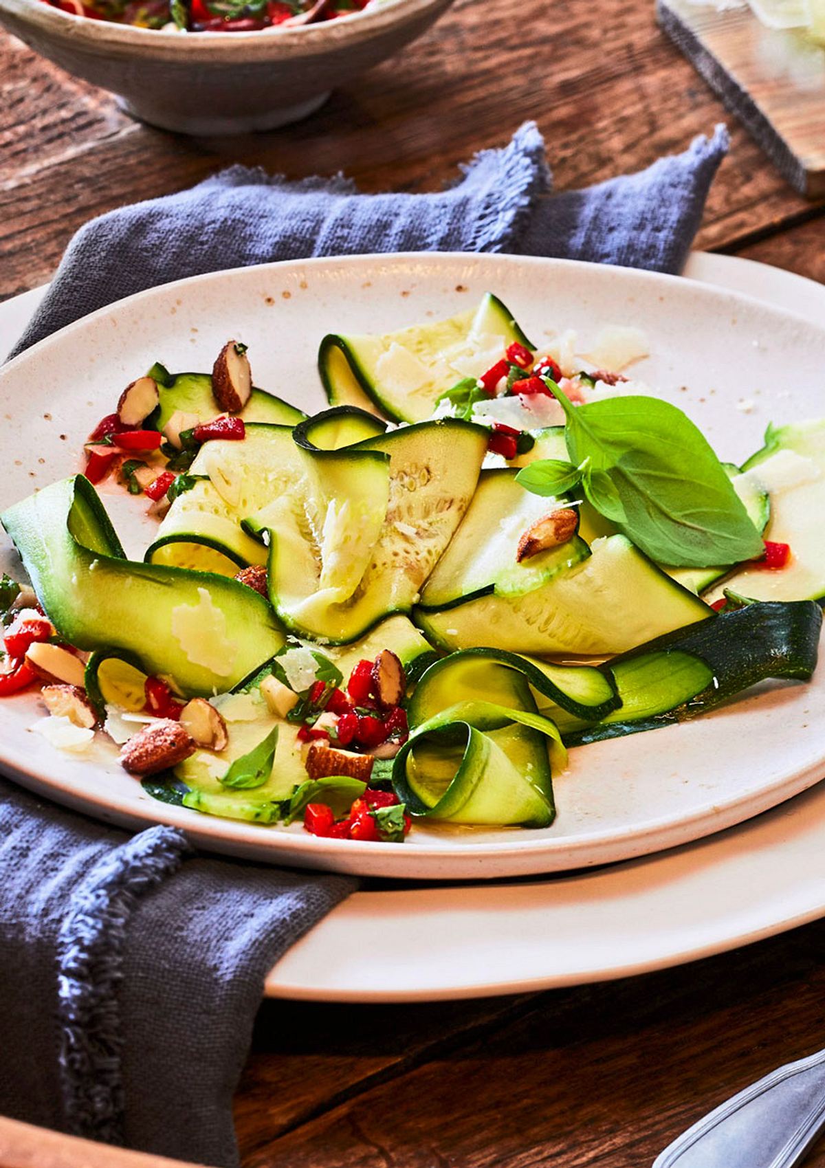 Zucchini- Carpaccio mit Peperonata-Salsa Rezept