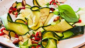 Zucchini- Carpaccio mit Peperonata-Salsa Rezept - Foto: House of Food / Bauer Food Experts KG