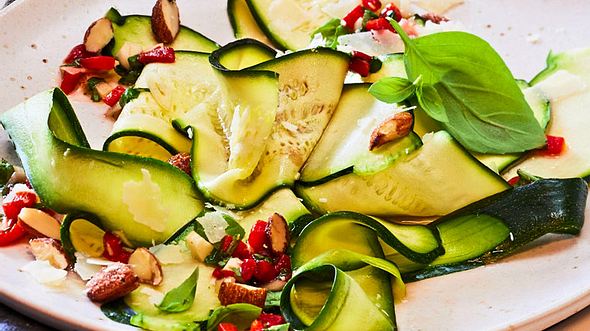 Zucchini- Carpaccio mit Peperonata-Salsa Rezept - Foto: House of Food / Bauer Food Experts KG