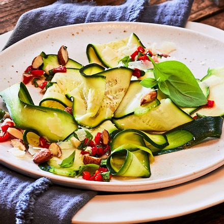 Zucchini- Carpaccio mit Peperonata-Salsa Rezept