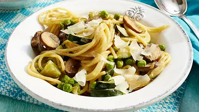 Zucchini-Champignon-Spaghetti Rezept - Foto: LECKER @ Bauer Media Group