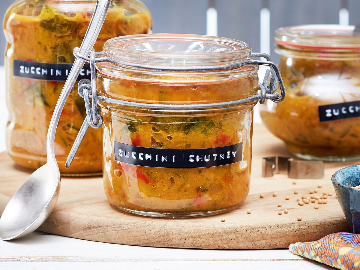 Zucchini-Chutney im Einmachglas