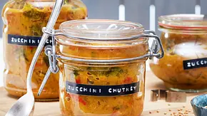 Zucchini-Chutney im Einmachglas - Foto: LECKER @ Bauer Media Group Zucchini-Chutney im Einmachglas - Foto: LECKER @ Bauer Media Group
