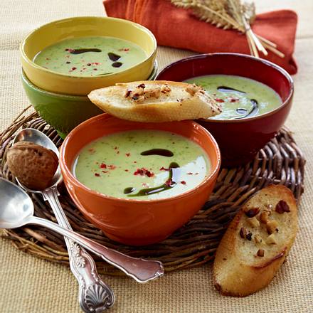 Zucchini-Cremesüppchen mit Nuss-Crostini Rezept