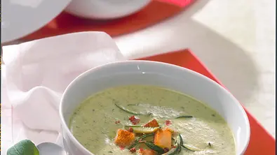 Zucchini-Cremesuppe mit Croûtons Rezept - Foto: LECKER @ Bauer Media Group
