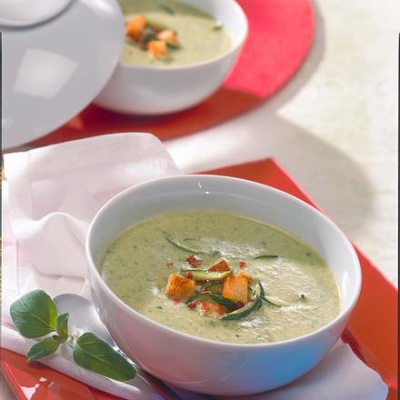 Zucchini-Cremesuppe mit Croûtons Rezept Zucchini-Cremesuppe mit Croûtons Rezept