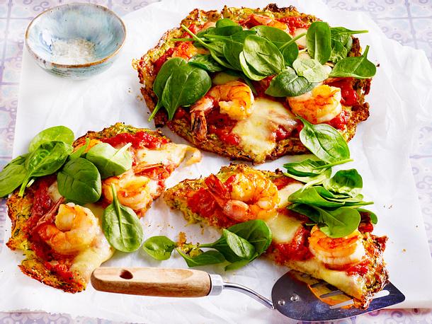 Zucchini-Crust-Pizza mit Knoblauchgarnelen Rezept | LECKER