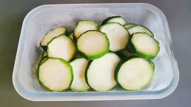 Gefrorene Zucchinischeiben in einem Gefrierbehälter aus Glas - Foto: LECKER @ Bauer Media Group / Birte Wloka