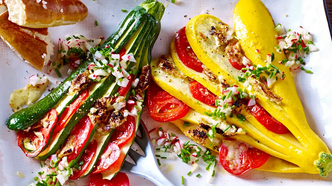 Zucchini-Fächer mit Camembert Rezept - Foto: LECKER @ Bauer Media Group Zucchini-Fächer mit Camembert Rezept - Foto: LECKER @ Bauer Media Group