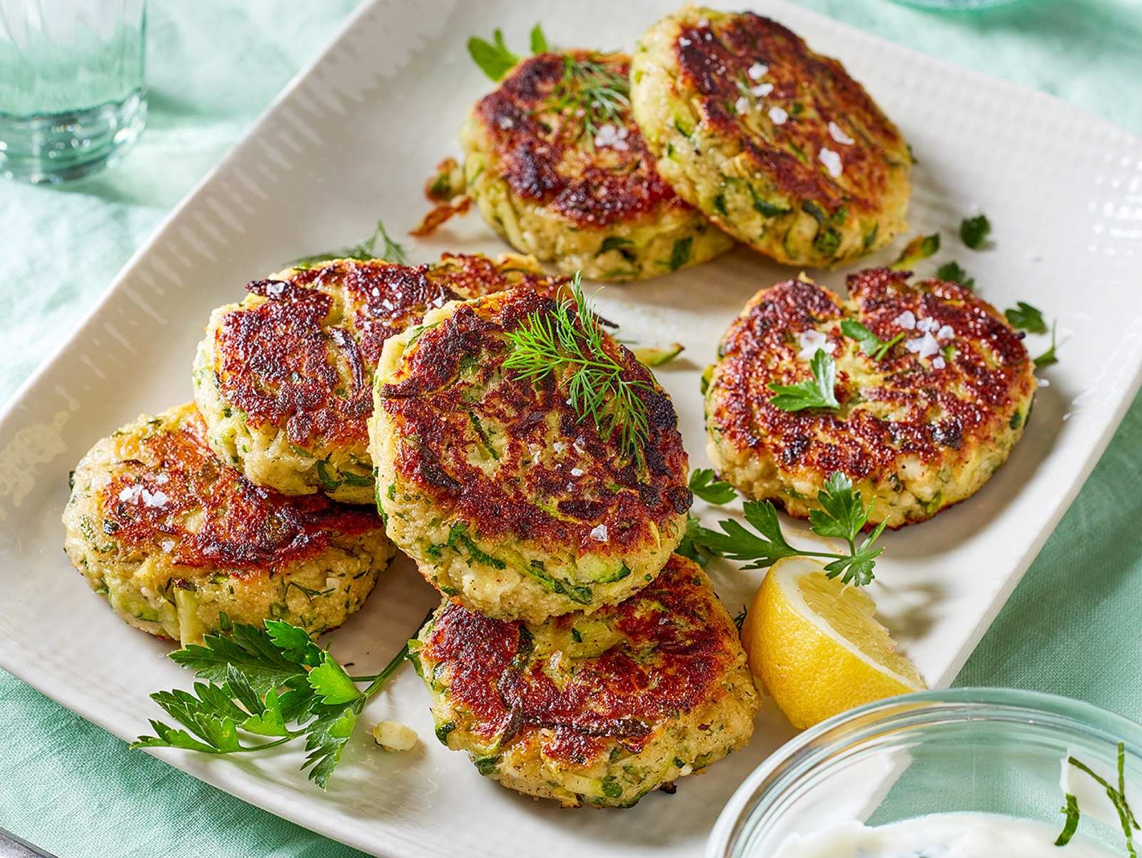 Zucchini-Frikadellen mit Feta Rezept | LECKER