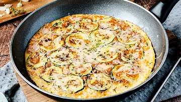 Zucchini-Frittata Rezept - Foto: ShowHeroes für LECKER @ Bauer Media Group Zucchini-Frittata Rezept - Foto: ShowHeroes für LECKER @ Bauer Media Group