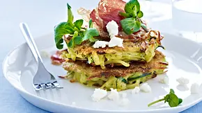 Zucchini-Fritters mit Feta, Pancetta und Brunnenkresse Rezept - Foto: LECKER @ Bauer Media Group