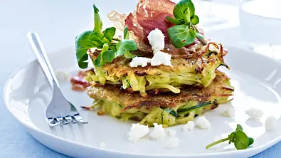 Zucchini-Fritters mit Feta, Pancetta und Brunnenkresse Rezept - Foto: LECKER @ Bauer Media Group