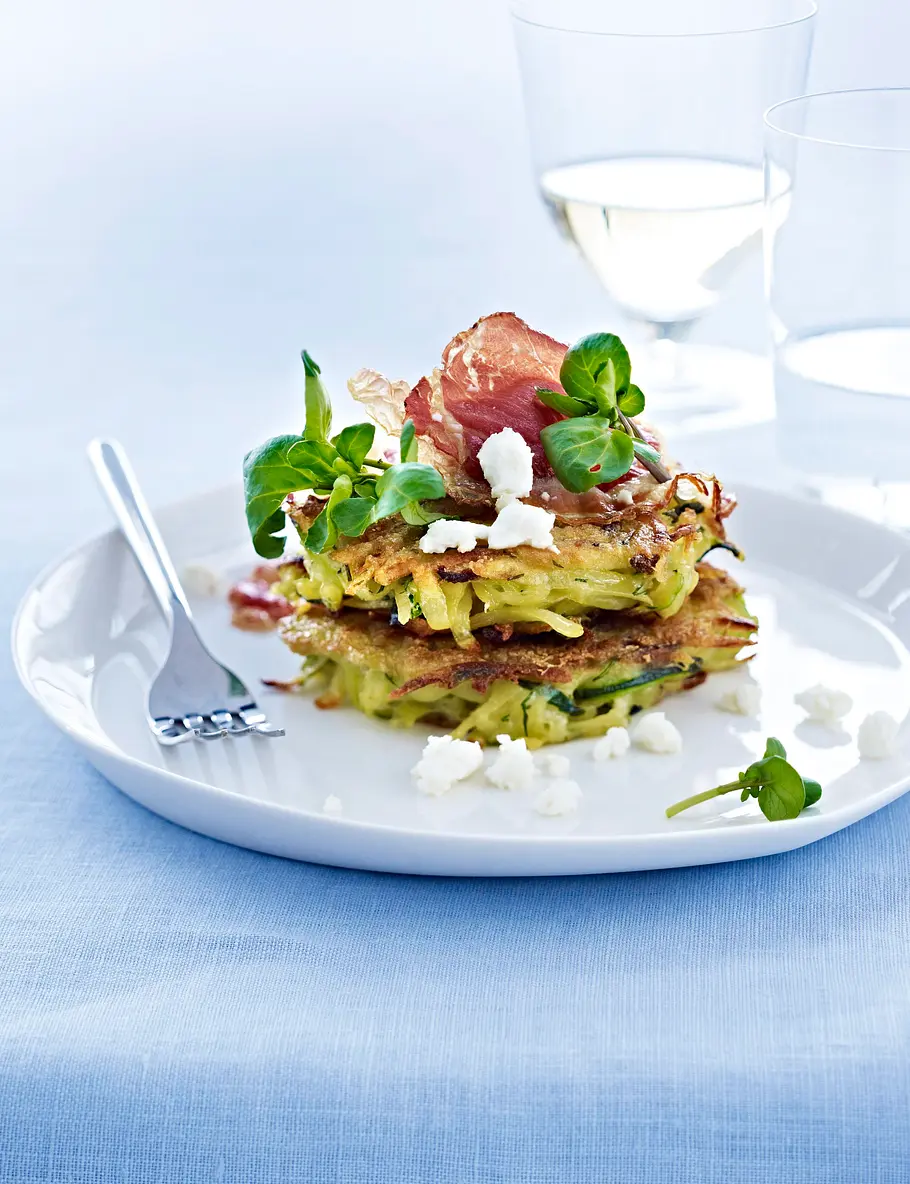 Zucchini-Fritters mit Feta, Pancetta und Brunnenkresse Rezept Zucchini-Fritters mit Feta, Pancetta und Brunnenkresse Rezept