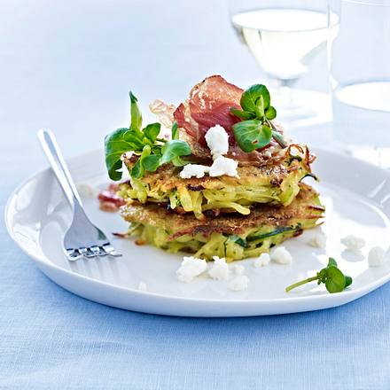 Zucchini-Fritters mit Feta, Pancetta und Brunnenkresse Rezept Zucchini-Fritters mit Feta, Pancetta und Brunnenkresse Rezept