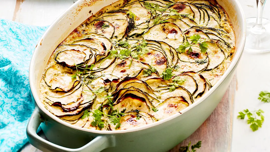 Zucchini-Auflauf mit Sahnesoße und wenigen Zutaten - Foto: LECKER @ Bauer Media Group Zucchini-Auflauf mit Sahnesoße und wenigen Zutaten - Foto: LECKER @ Bauer Media Group