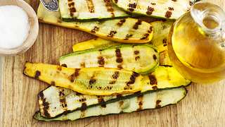 Zucchini grillen - Foto: Anjelagr / Fotolia