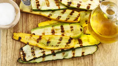 Zucchini grillen - Foto: Anjelagr / Fotolia Zucchini grillen - Foto: Anjelagr / Fotolia