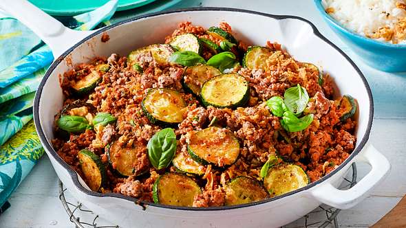 Zucchini-Pfanne Rezepte: Zucchini-Hack-Pfanne - Foto: House of Food / Bauer Food Experts KG