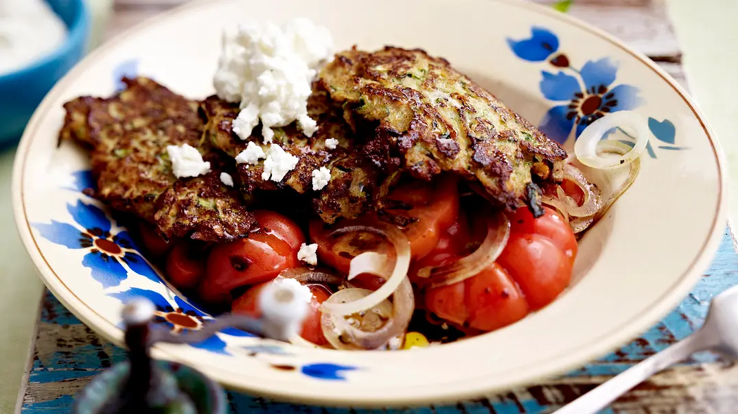 Zucchini-Hack-Puffer mit Tomatensalat Rezept - Foto: LECKER @ Bauer Media Group Zucchini-Hack-Puffer mit Tomatensalat Rezept - Foto: LECKER @ Bauer Media Group