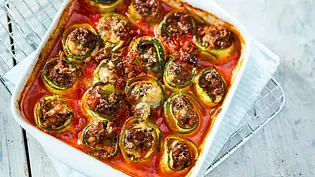 Zucchini-Hack-Röllchen in Tomatensoße Rezept - Foto: LECKER @ Bauer Media Group