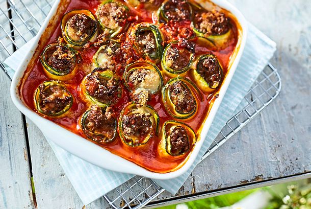 Zucchini-Hack-Röllchen in Tomatensoße Rezept